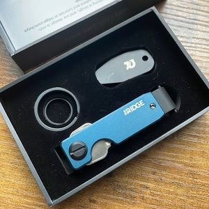 The Ridge Keycase in aluminum navy